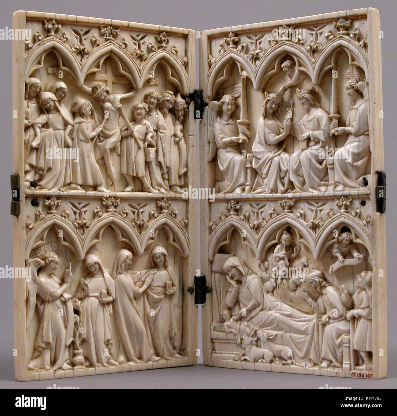 Dittico incontrato sf17-190-167s1 464076 francese, dittico, del secolo XIV, avorio con supporti in metallo, globale (aperto): 6 1/4 x 7 3/8 x 1/4 in. (15,9 x 18,7 x 0,7 cm) complessiva (chiuso): 6 1/4 x 3 5/8 x 5/8 in. (15,9 x 9,2 x 1,6 cm). Il Metropolitan Museum of Art di New York. Dono di J. Pierpont Morgan, 1917 (17.190.167) Foto Stock