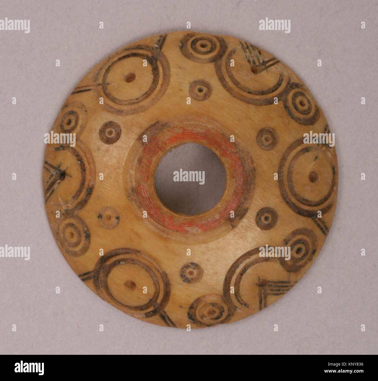 Questo bottone di osso o mandrino, catalogato come MET sf38-40-50z 449264, risale al primo periodo islamico e ha inciso la decorazione con vernice intarsiata. Foto Stock