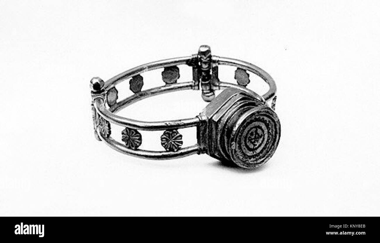 Oro e Niello bracciale incontrato 39863 464165 bizantina, oro e Niello bracciale, 5th?6 secolo, oro, niello, complessivo: 2 3/8 x 2 3/8 x 7/8 in. (6.1 x 6.1 x 2.3 cm) frontalino: 7/8 x 1 x 9/16 in. (2,3 x 2,5 x 1,5 cm) band ht: 13/16 in. (2 cm). Il Metropolitan Museum of Art di New York. Dono di J. Pierpont Morgan, 1917 (17.190.2054) Foto Stock