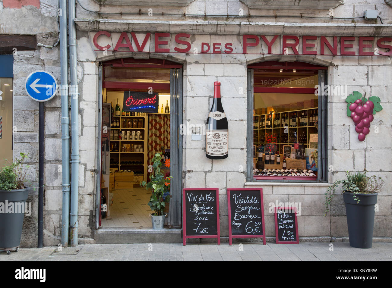 Caves des Pyrenees Wine Shop; Bayonne; Francia Foto Stock