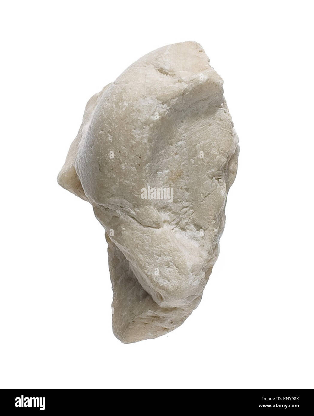 Frammento dell'orecchio di una statua di un re o di una regina egiziana, scolpito in pietra, che riflette l'antica arte scultorea egiziana e conservato come un manufatto storico. Foto Stock