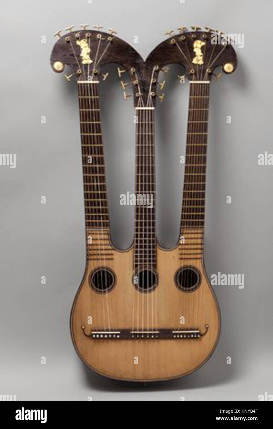 Una lira harpo catalogata come MET h2 1992.117.1,.2, che combina caratteristiche di arpa e lira, con struttura in legno e corde multiple, utilizzata per spettacoli musicali europei. Foto Stock