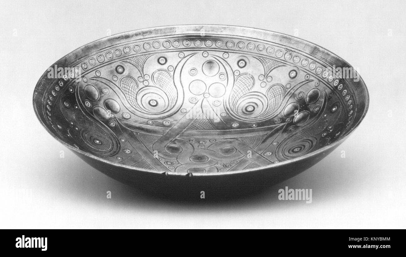 Una ciotola in bronzo ad alto contenuto di stagno, MET 2000.57b, realizzata in lega di bronzo ad alto contenuto di stagno, con superficie liscia e forma arrotondata, che rappresenta la storica lavorazione artigianale dei metalli. Foto Stock