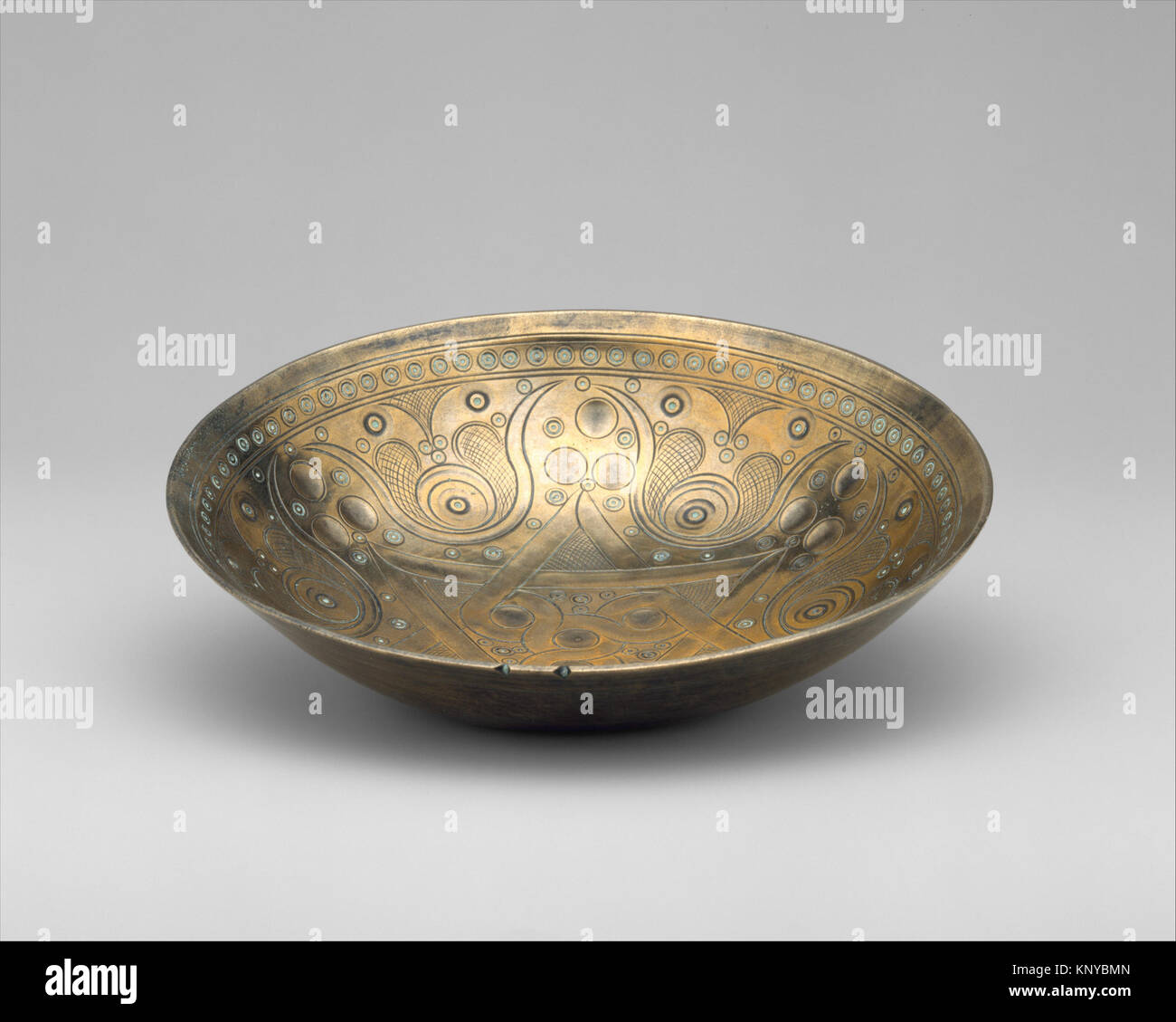 Una ciotola in bronzo ad alto contenuto di stagno catalogata come MET DT4627, realizzata in lega di bronzo con alta stagno, finitura liscia, forma arrotondata, che rappresenta le storiche tecniche di lavorazione dei metalli. Foto Stock