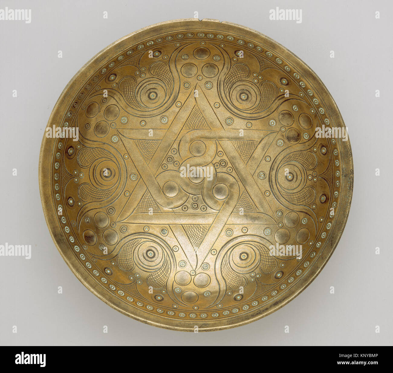 Una ciotola in bronzo ad alto CONTENUTO DI stagno catalogata MET h1 2000.57, composta da lega di bronzo ad alto contenuto di stagno, con superficie liscia e forma arrotondata, che rappresenta la storica lavorazione dei metalli. Foto Stock