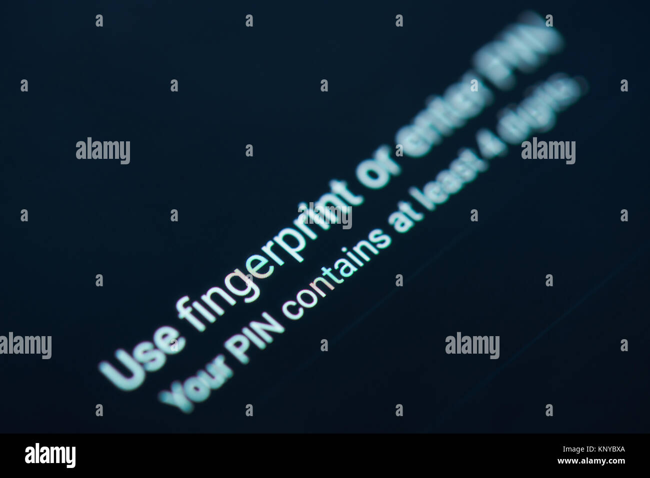 New york, Stati Uniti d'America - 12 dicembre 2017: sbloccaggio telefono con impronte digitali o inserendo il codice PIN sulla schermata dello smartphone close-up Foto Stock
