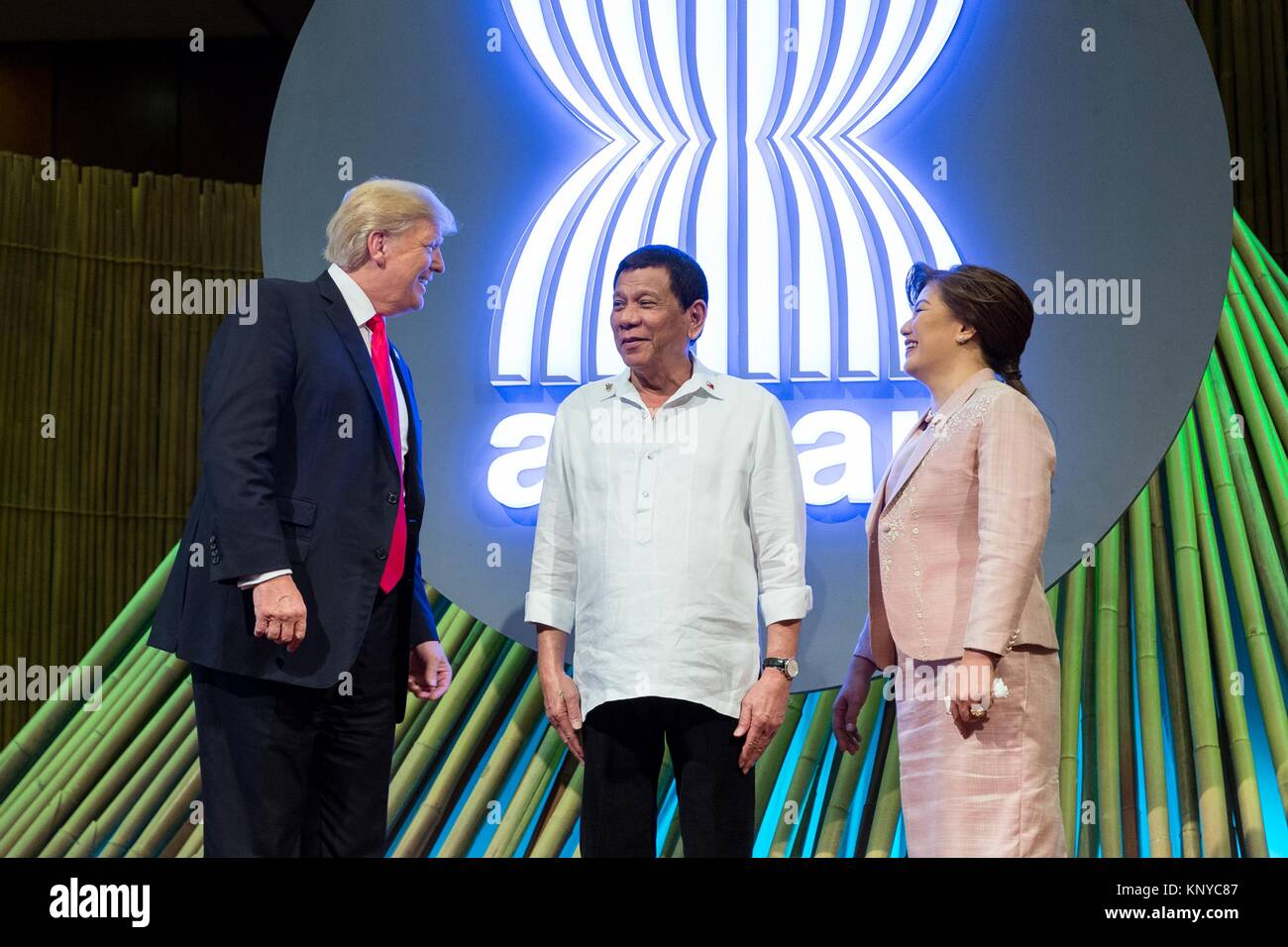 Stati Uniti Presidente Donald Trump, sinistra, è accolto dal presidente filippino Rodrigo Duterte, centro e sua moglie Honeylet Avancena per il cinquantesimo anniversario del vertice ASEAN al Philippine International Convention Center Novembre 13, 2017 in Pasay City a Manila, Filippine. Foto Stock
