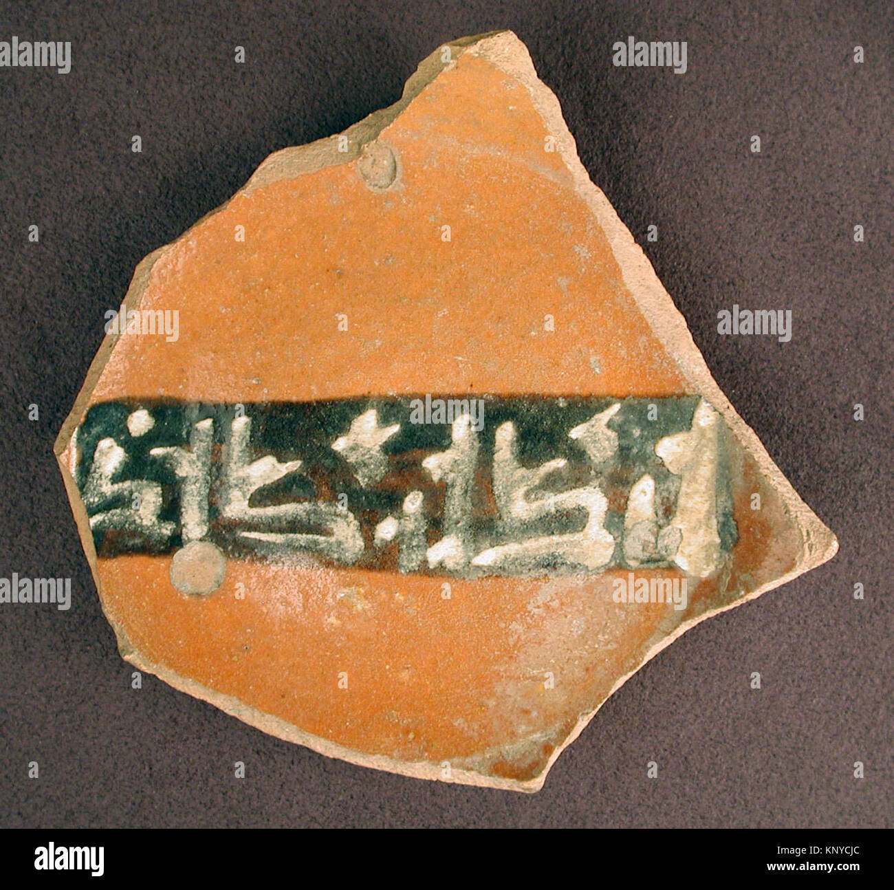 Una base di vasi in ceramica con iscrizione bianca, MET wb-40.170.483, che esemplifica il design tradizionale e l'arte storica conservata nella collezione del museo. Foto Stock