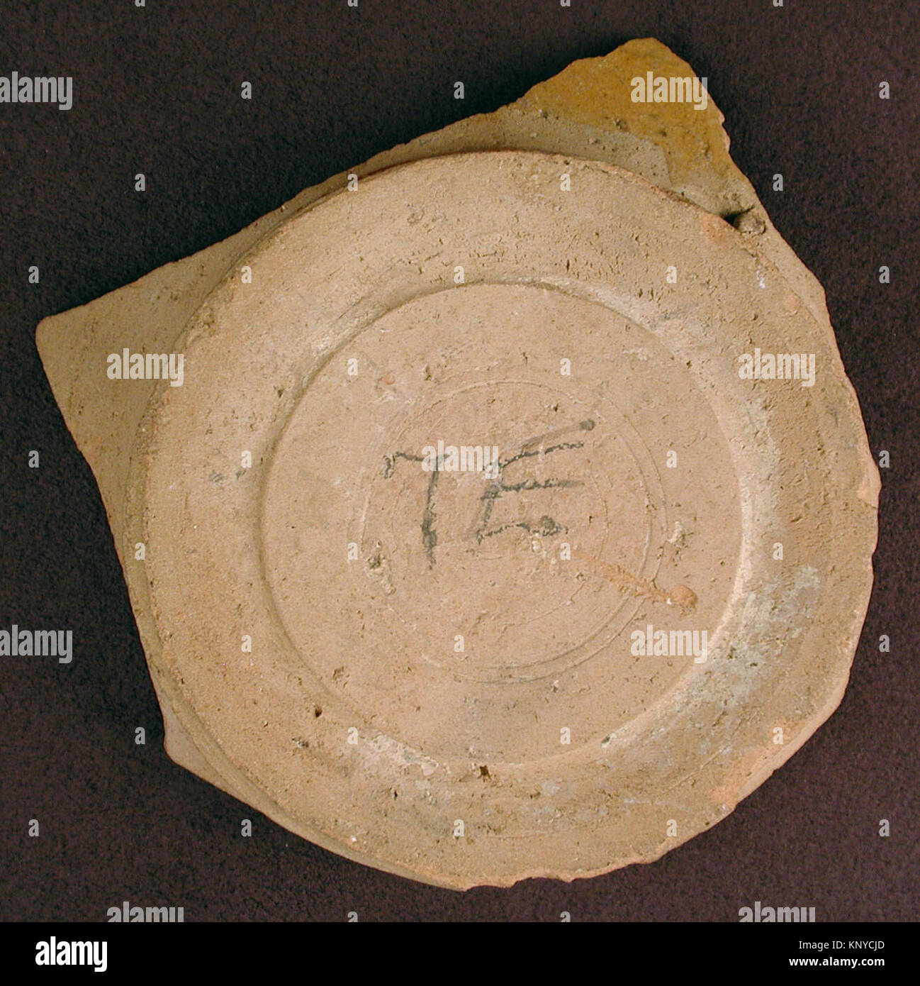 Una base di vasi in ceramica HA INCONTRATO wb-40.170.483b con iscrizione bianca, che mette in risalto l'artigianato tradizionale e il design storico, nella collezione del museo. Foto Stock