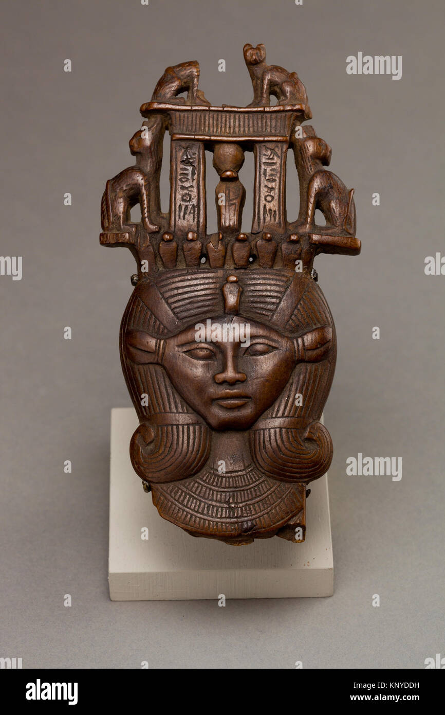 Illustrazione della testa di Hathor da un clapper musicale a Karnak, che mostra iscrizioni che identificano il musicista, e il design, il materiale e il significato storico dell'oggetto. Foto Stock
