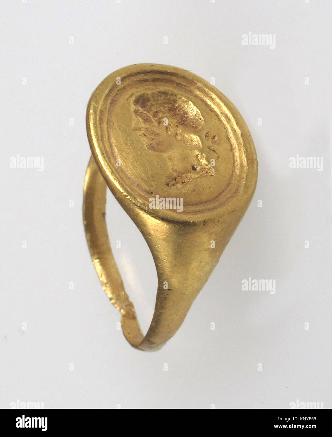 Anello in oro franco dal 500 al 700 d.C., 2,1 x 1,9 x 1,2 cm, parte della collezione del Metropolitan Museum of Art, donato da J. Pierpont Morgan nel 1917, che espone opere in metallo medievali. Foto Stock
