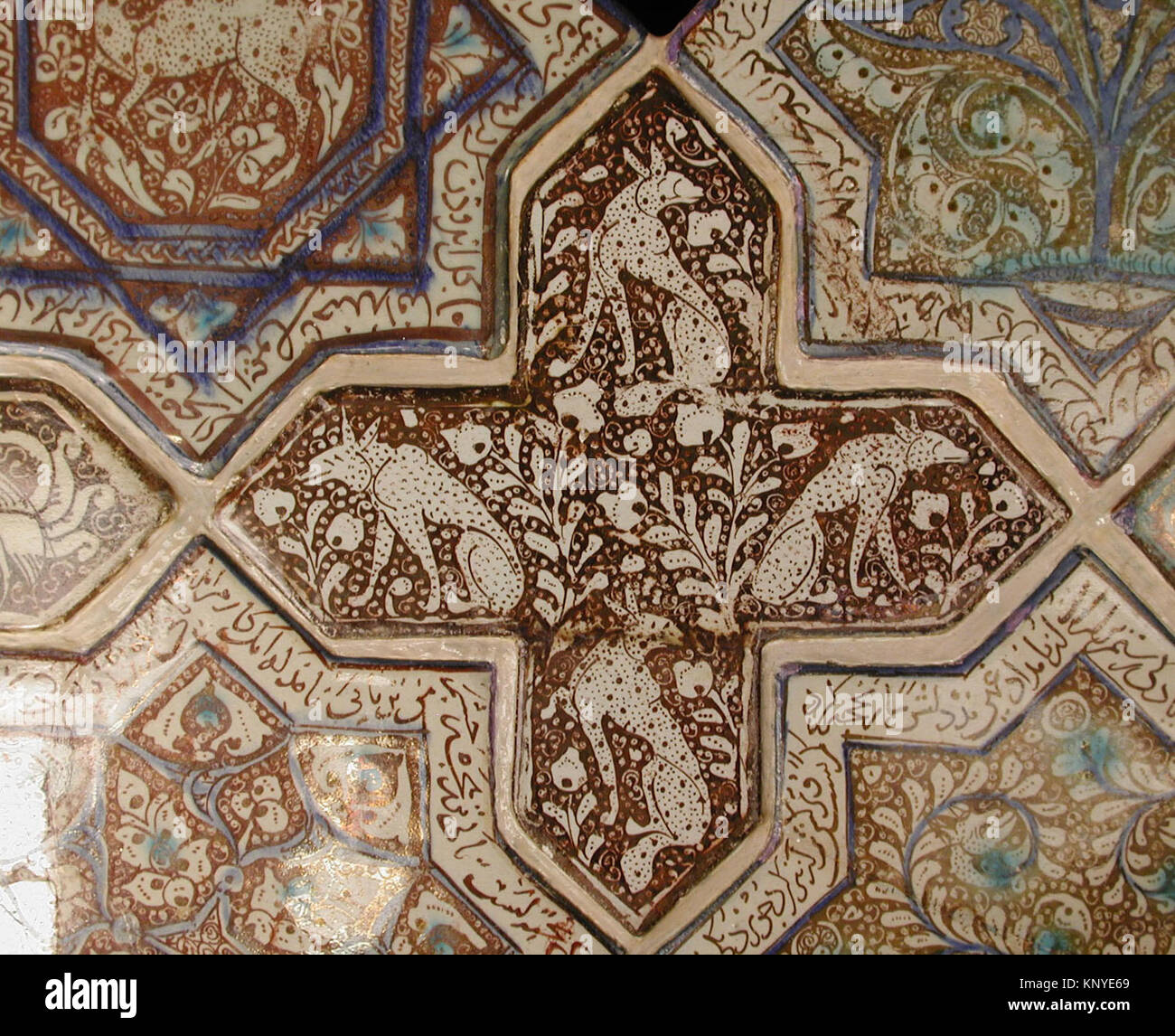 Storica piastrella in ceramica a forma di croce di MET, che mostra un design geometrico decorativo e una maestria artigianale. Foto Stock