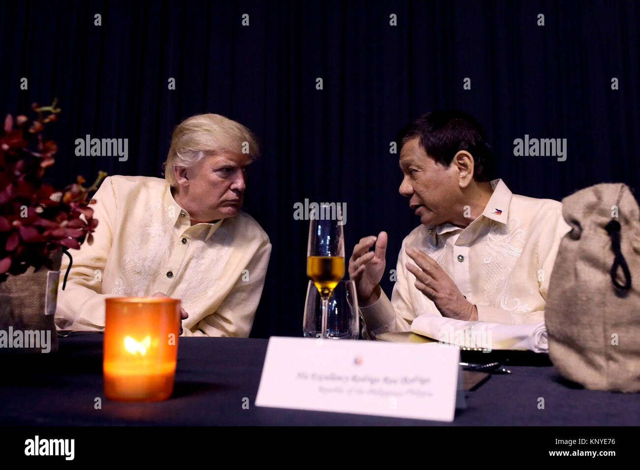 Stati Uniti Presidente Donald Trump, sinistra, chat con Filippine Presidente Rodrigo Duterte durante la fase di apertura del trentunesimo Associazione delle nazioni del sud-est Asiatico Summit Novembre 12, 2017 in Pasay City, Filippine. Foto Stock