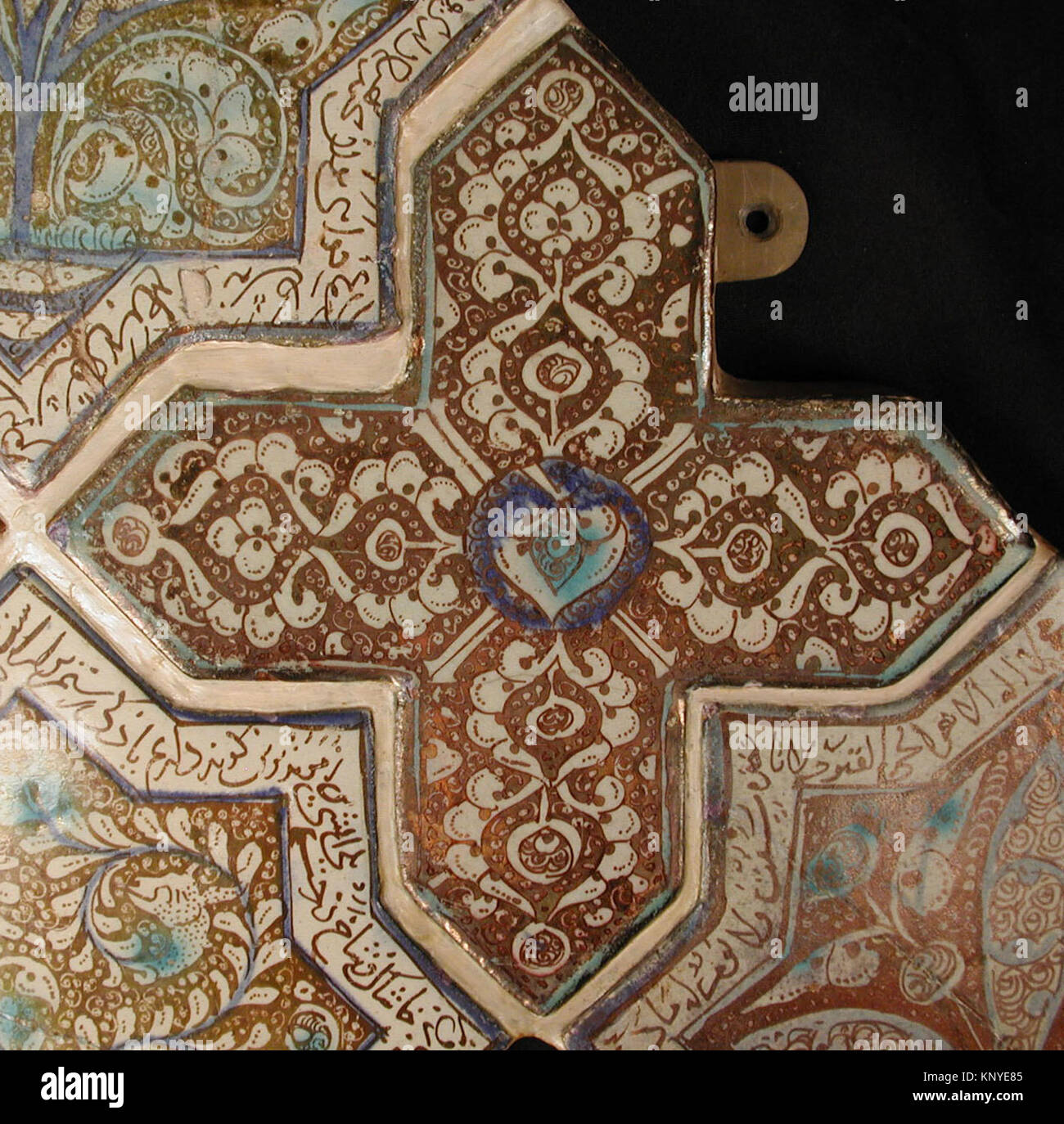 Duplicato: Questa piastrella in ceramica a forma di croce del Metropolitan Museum of Art presenta elementi geometrici caratteristici delle piastrelle decorative storiche. Foto Stock