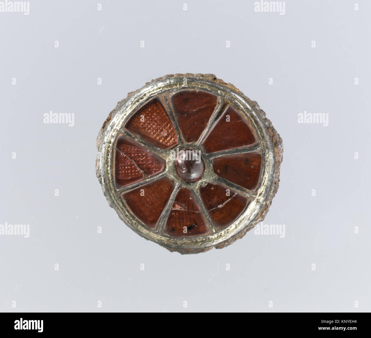 Spilla disco incontrato DP30111 464853 franchi, Disk spilla, VI secolo, in argento dorato, granati con lamina modellato supporti, granato ..., diam. 13/16 x 5/16 pollici (diam. 2,0 x 0,8 cm). Il Metropolitan Museum of Art di New York. Dono di J. Pierpont Morgan, 1917 (17.191.16) Foto Stock