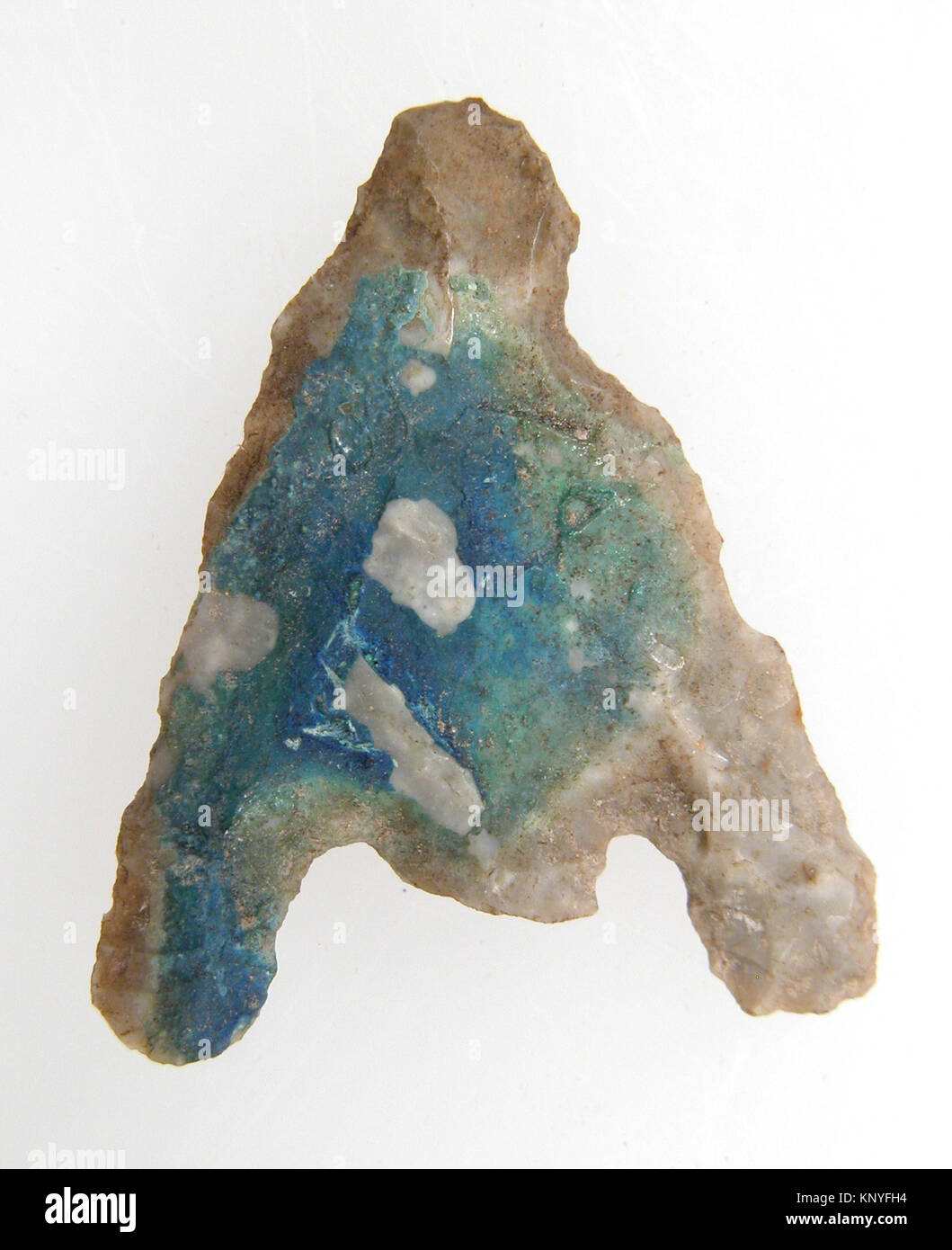 Punta di freccia di selce franca dal 2500–1500 a.C. fino al 400–700 d.C., misura 2,5 x 2 x 0,4 cm, conservata nella collezione del Metropolitan Museum of Art. Foto Stock