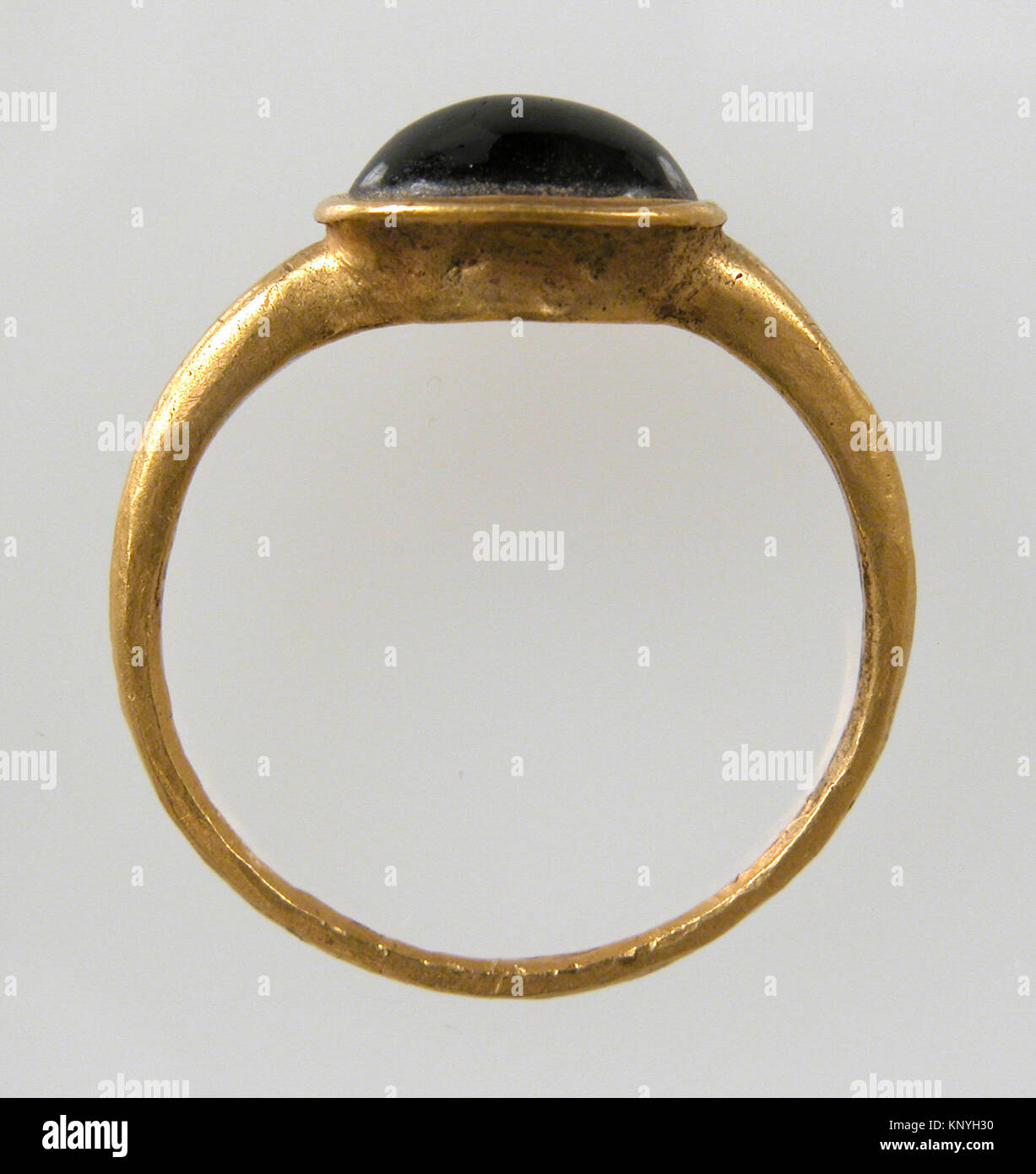 Anello da dito incontrato sf17-192-197s1 465260 franchi, anello da dito, il settimo secolo, oro, granato cabochon, complessivo: 15/16 x 7/8 x 5/16 in. (2,4 x 2,2 x 0,8 cm) frontalino: 7/16 x 5/16 in. (1,1 x 0,8 cm). Il Metropolitan Museum of Art di New York. Dono di J. Pierpont Morgan, 1917 (17.192.197) Foto Stock