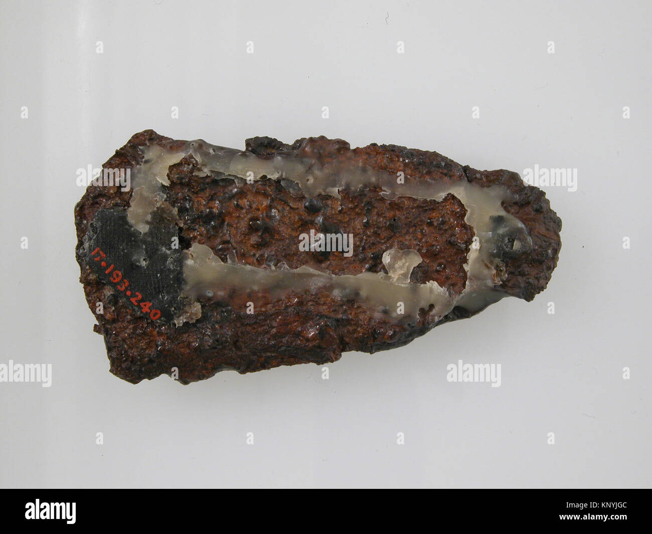 Piatto della cintura franca della fine del VII secolo, fatto di ferro con intarsi in argento e ottone. Misura 2 15/16 x 1 9/16 x 3/8 poll. (7,5 x 3,9 x 1 cm). Tenuto dal Metropolitan Museum of Art, donato da J. Pierpont Morgan nel 1917. Foto Stock Piatto della cintura franca della fine del VII secolo, fatto di ferro con intarsi in argento e ottone. Misura 2 15/16 x 1 9/16 x 3/8 poll. (7,5 x 3,9 x 1 cm). Tenuto dal Metropolitan Museum of Art, donato da J. Pierpont Morgan nel 1917. Foto Stock