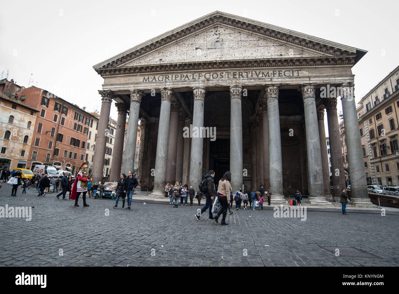 Roma, Italia. 12 Dic, 2017. Il Pantheon avrà il suo biglietto in primavera. A partire dal 2 maggio 2018, vi sarà pagato a 2 euro il prezzo del biglietto per entrare il Pantheon. Se sono romani, italiani, turisti, tutti dovranno essere forniti con i biglietti. L'ingresso gratuito sarà accessibile solo per i fedeli che desiderano frequentare il weekend masse (come è noto, il Pantheon, voluto da Augusto e rinnovato da Adriano, è poi stata consacrata come la chiesa di Santa Maria ad Martyres). Credito: Andrea Ronchini/Pacific Press/Alamy Live News Foto Stock