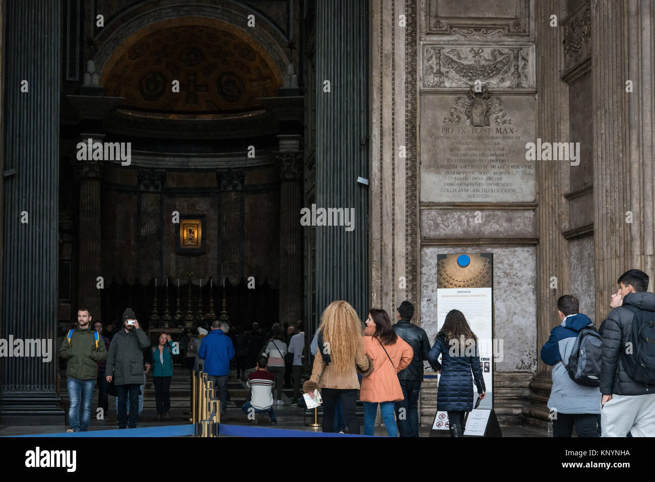 Roma, Italia - 12 dicembre il Pantheon avrà il suo biglietto in primavera. A partire dal 2 maggio 2018 verrà pagato 2 euro il prezzo del biglietto per entrare il Pantheon. Se sono romani, italiani, turisti, tutti dovranno essere forniti con i biglietti. L'ingresso gratuito sarà accessibile solo per i fedeli che desiderano frequentare il weekend masse (come è noto, il Pantheon, voluto da Augusto e rinnovato da Adriano, è poi stata consacrata come la chiesa di Santa Maria ad Martyres). L'accordo tra il Ministro dei Beni Culturali Dario Franceschini e Monsignor Angelo de Donatis per il Vicariato è stato finall Foto Stock