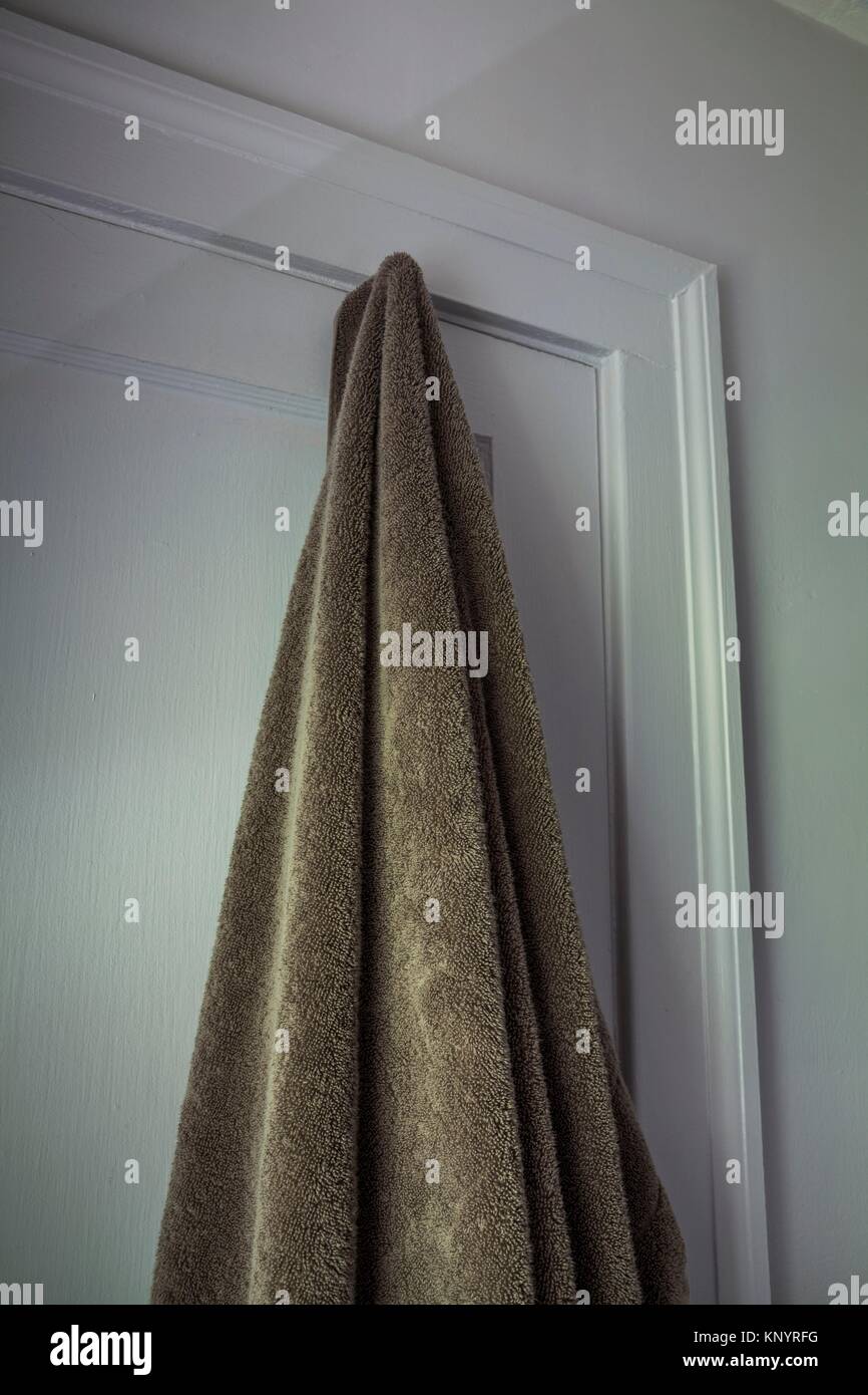 Asciugamano da bagno appeso sul gancio di chiusura sulla porta del bagno  Foto stock - Alamy