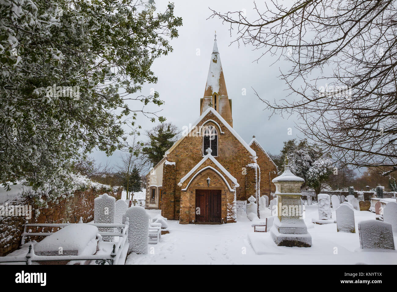 Grouville Chiesa,Jersey Isole del Canale come la neve cade Foto Stock