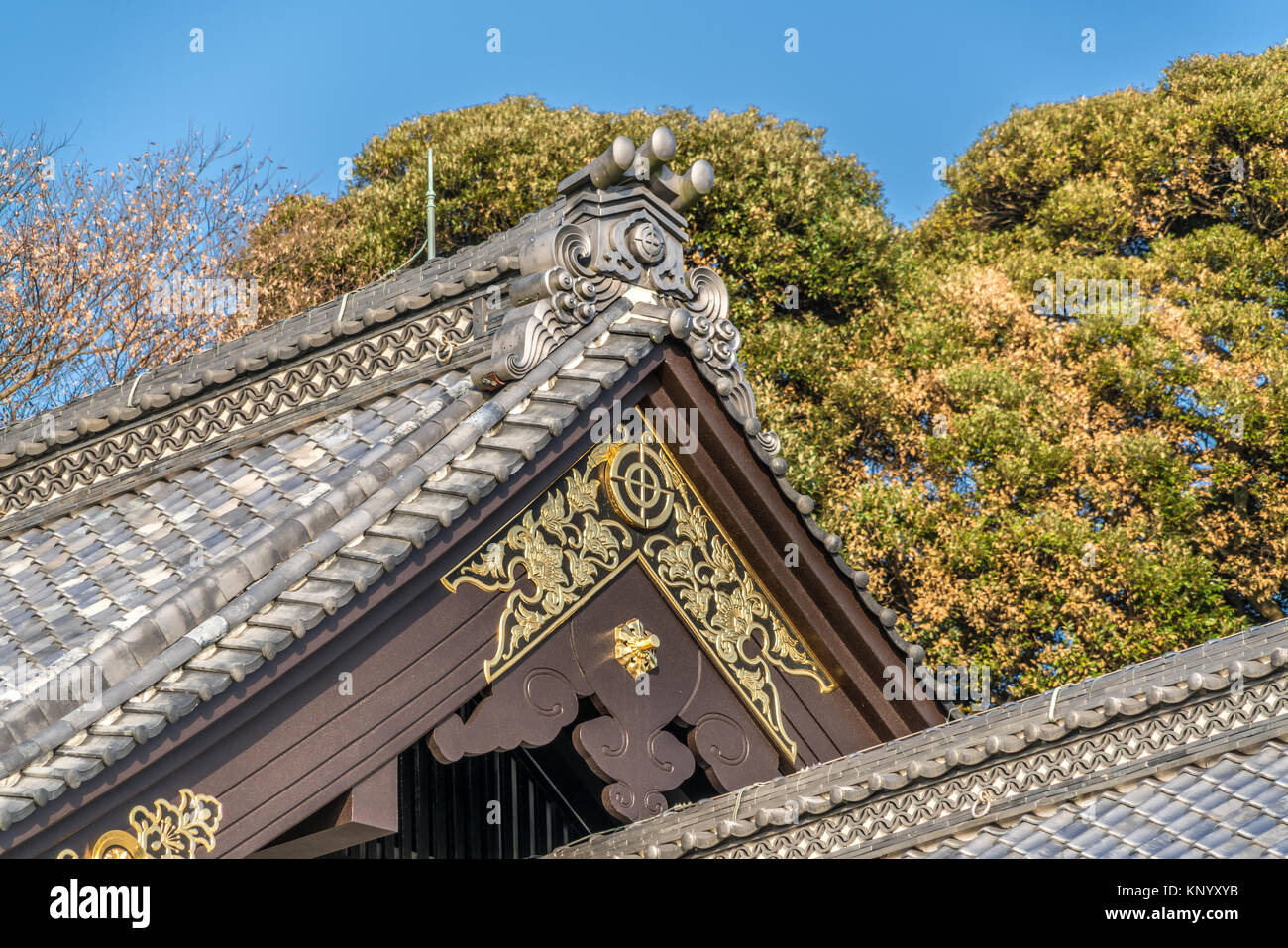 Stile Ayasuji Shishiguchi, Gegyo (gable ciondolo), Kazari-Kanagu (ornamenti di metallo) e Rokuyou colmo del tetto particolare di Haze-dera o Tempio Hase Kannon-tem Foto Stock