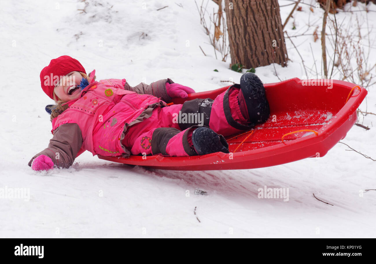 Una bambina (3 anni) in slittino Quebec Foto Stock