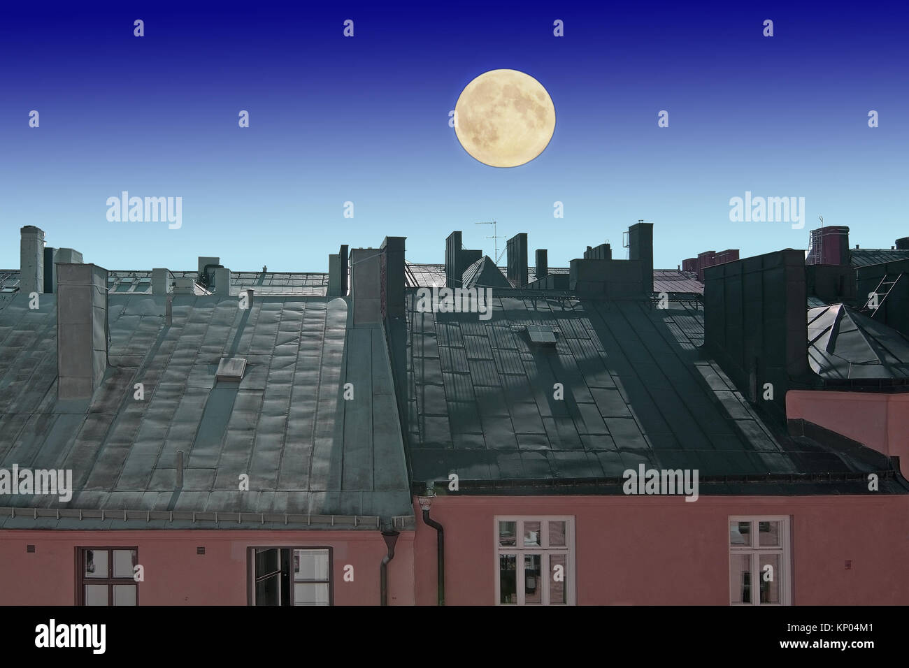 Vista sul tetto con la luna nel cielo composite a Stoccolma, Svezia. Foto Stock