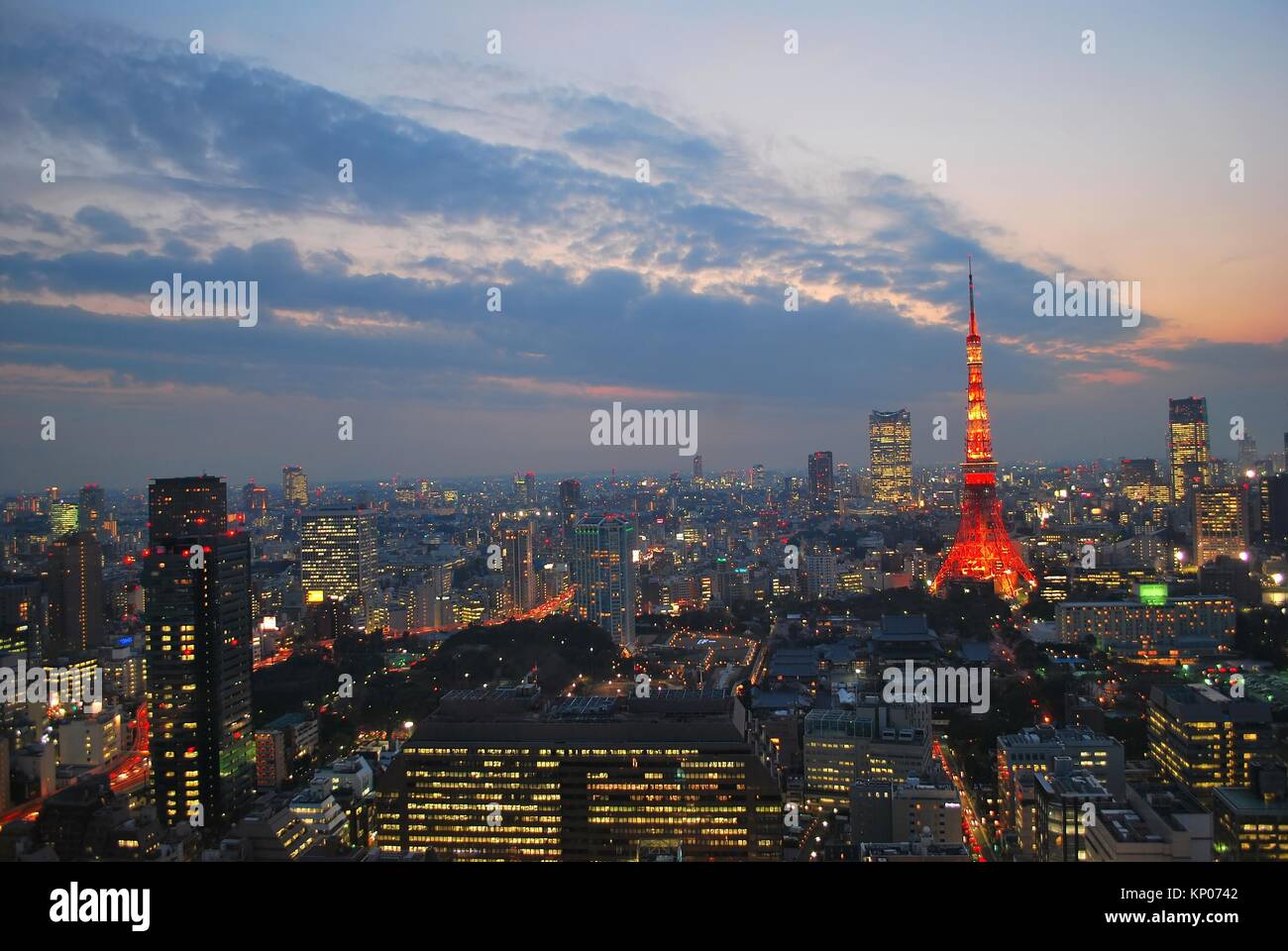 Vista serale della Tokyo metropolitana città, una città che non dorme mai. Foto Stock
