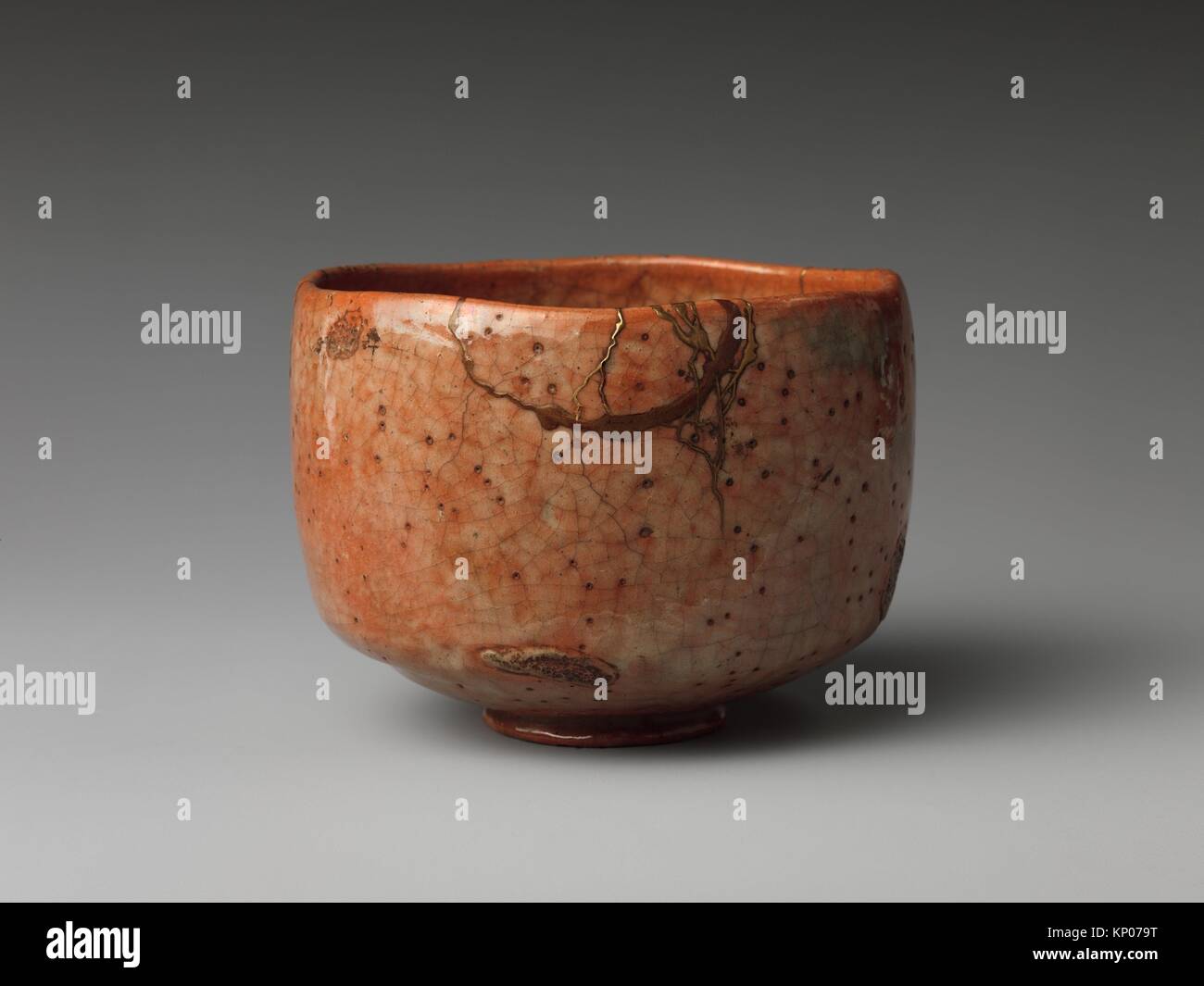 Teabowl. Periodo: Periodo Edo (1615-1868); data: ca. 1750; Cultura:  Giappone; medie: argilla, strettamente snocciolate, coperto con ricchi smalti  Raku (Ware, stile di Foto stock - Alamy