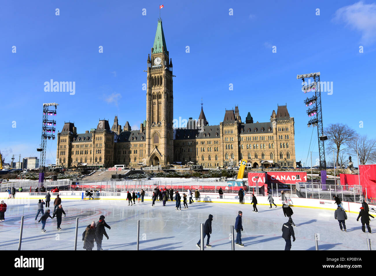 Ottawa, Canada - 11 dicembre 2017: la temporanea pista di pattinaggio eretto sulla Collina del Parlamento come parte del canadese centocinquantesimo anniversario celebrazioni aperte Foto Stock