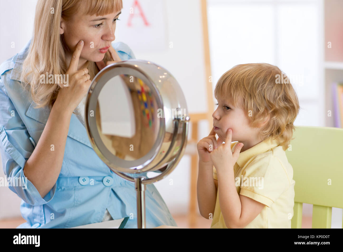 Carino bambino ragazzo di logopedista office Foto Stock