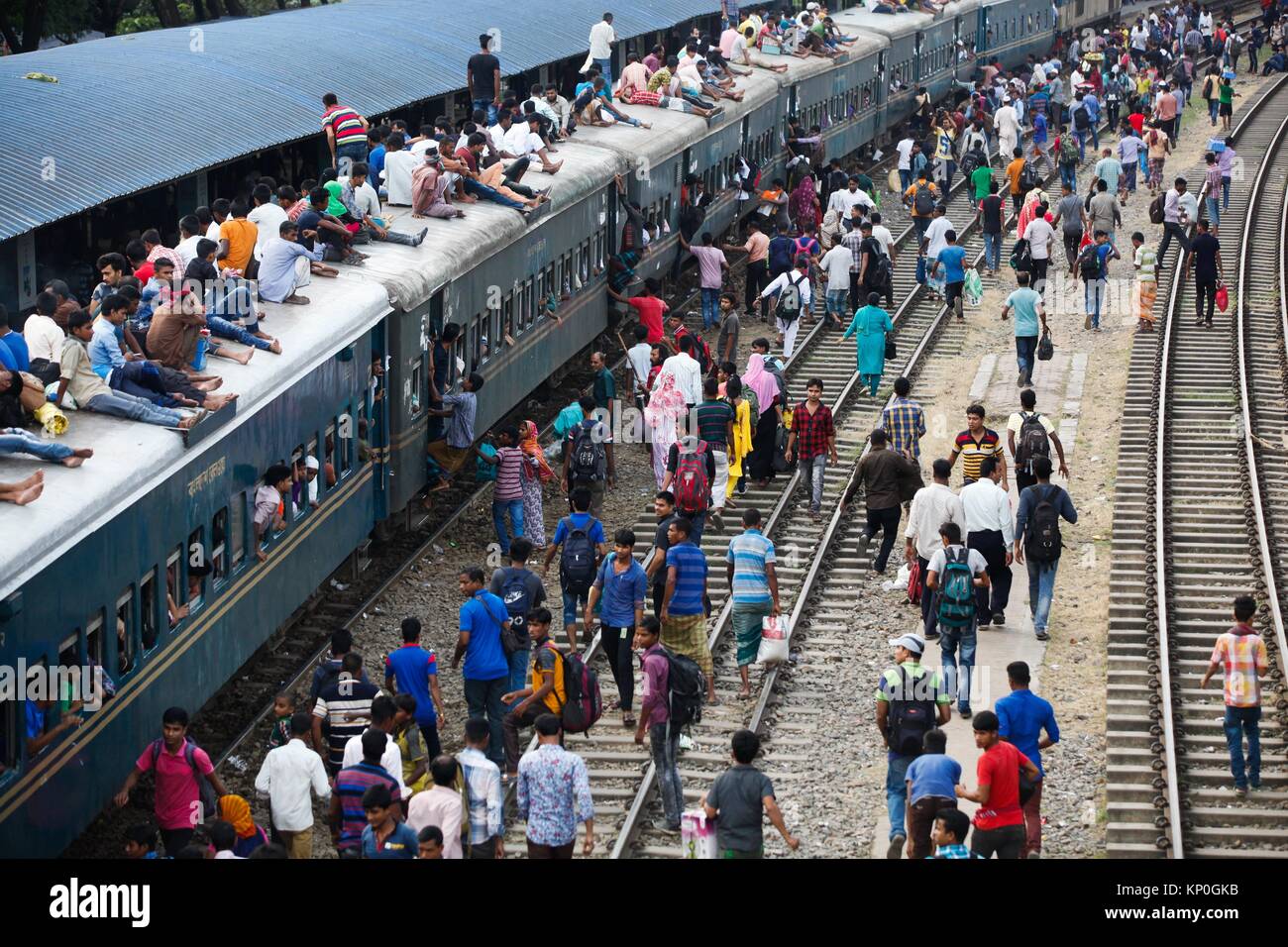 Bangladeshis cram su un treno durante la corsa di casa per essere con le loro famiglie prima della festa musulmana di Eid Al Fitr, a Dhaka. EId-ul-fitr o Foto Stock