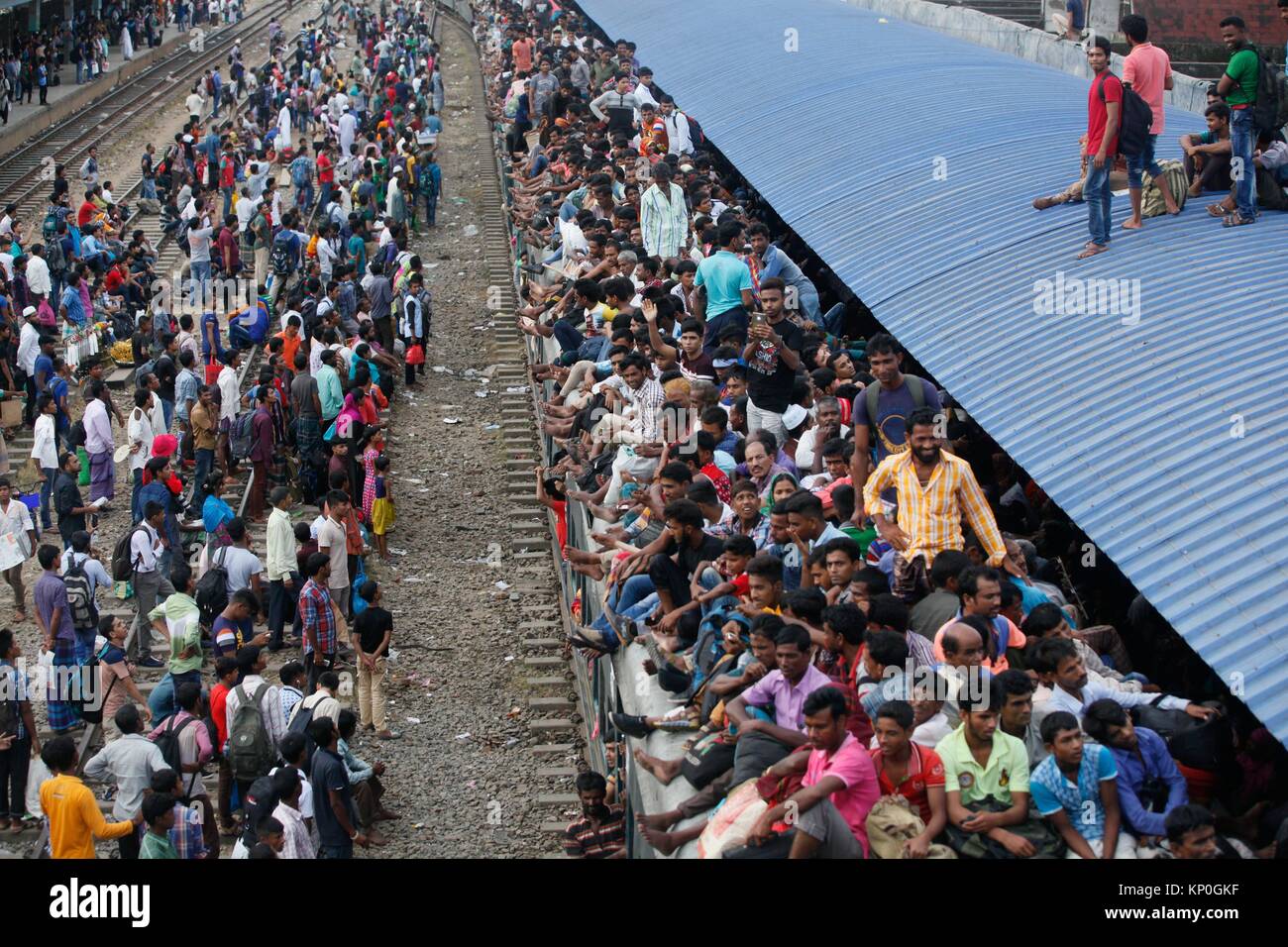 Bangladeshis cram su un treno durante la corsa di casa per essere con le loro famiglie prima della festa musulmana di Eid Al Fitr, a Dhaka. EId-ul-fitr o Foto Stock