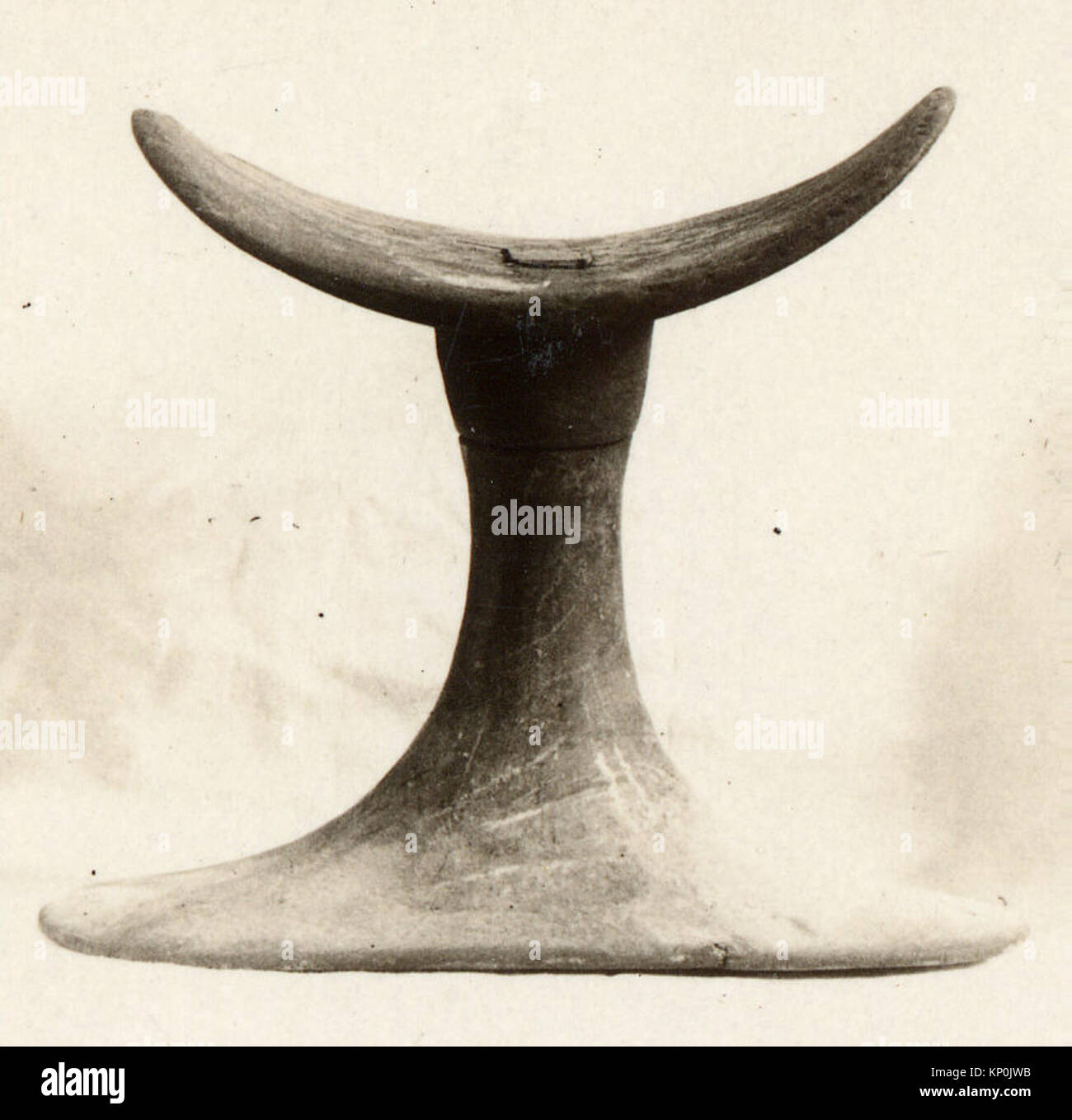 Poggiatesta in legno dell'antico Egitto, progettato per sostenere la testa, mostrando artigianato tradizionale e forma funzionale, parte della collezione Metropolitan Museum of Art. Foto Stock