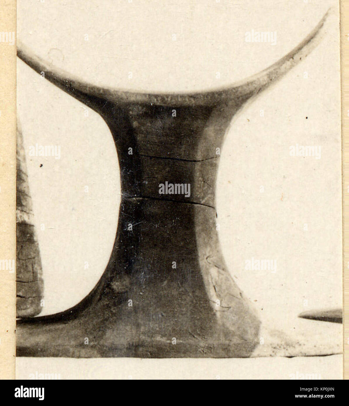 Poggiatesta egiziano antico in legno, utilizzato per sostenere la testa durante il sonno, riflettendo le pratiche funerarie e domestiche in Egitto. Foto Stock