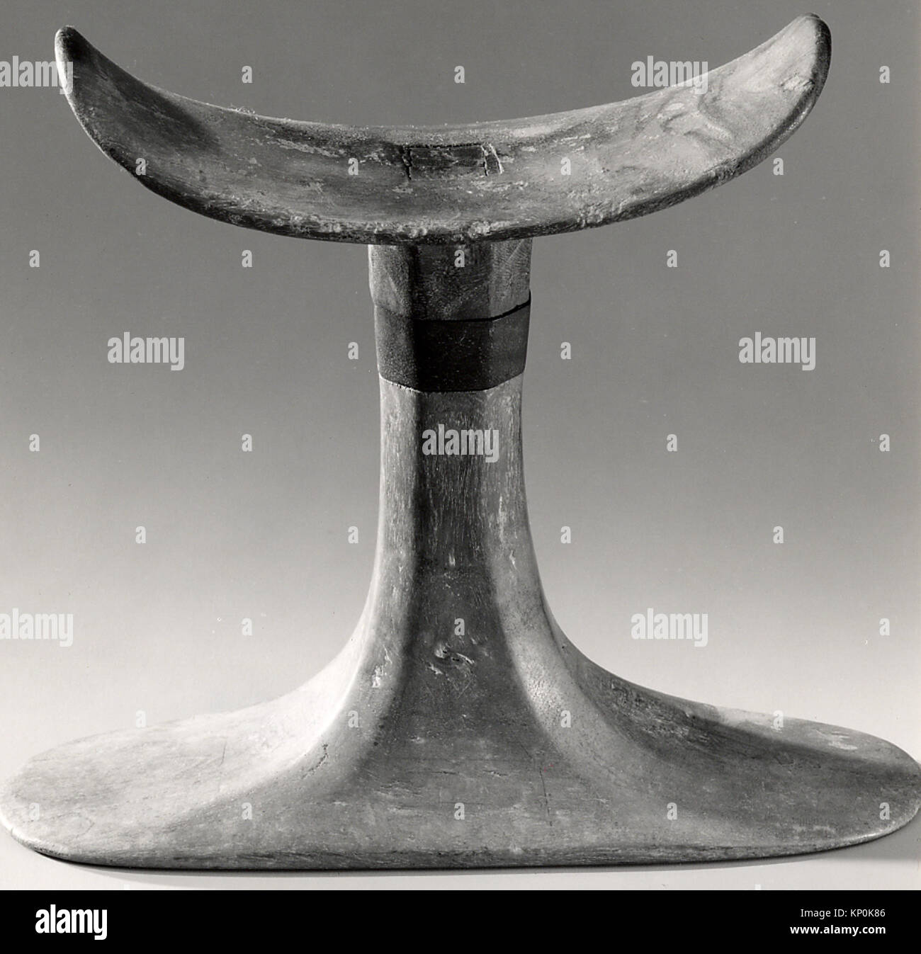 Poggiatesta in legno egiziano conservato dal Metropolitan Museum of Art, che mostra il design utilizzato per il supporto e il comfort nella vita quotidiana storica. Foto Stock