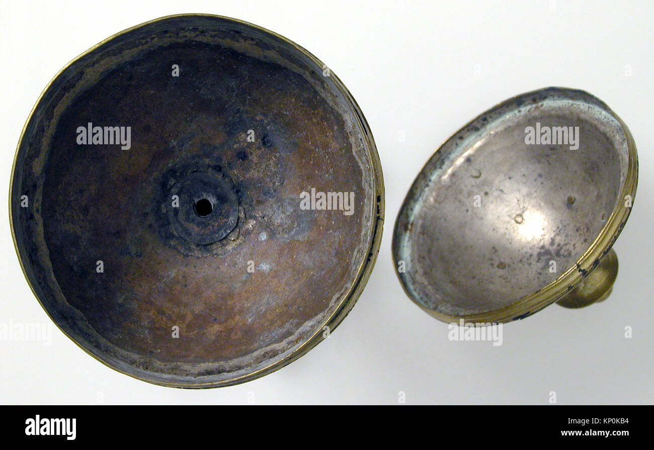 Ciborio in metallo dorato con coperchio a cupola e base a piedistallo per l'Eucaristia durante le funzioni liturgiche cristiane, conservato nella collezione MET. Foto Stock