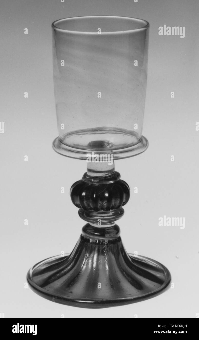 Questo calice è un recipiente in metallo con stelo e base per contenere i liquidi, caratterizzato da elementi decorativi e realizzato per l'uso funzionale. Foto Stock