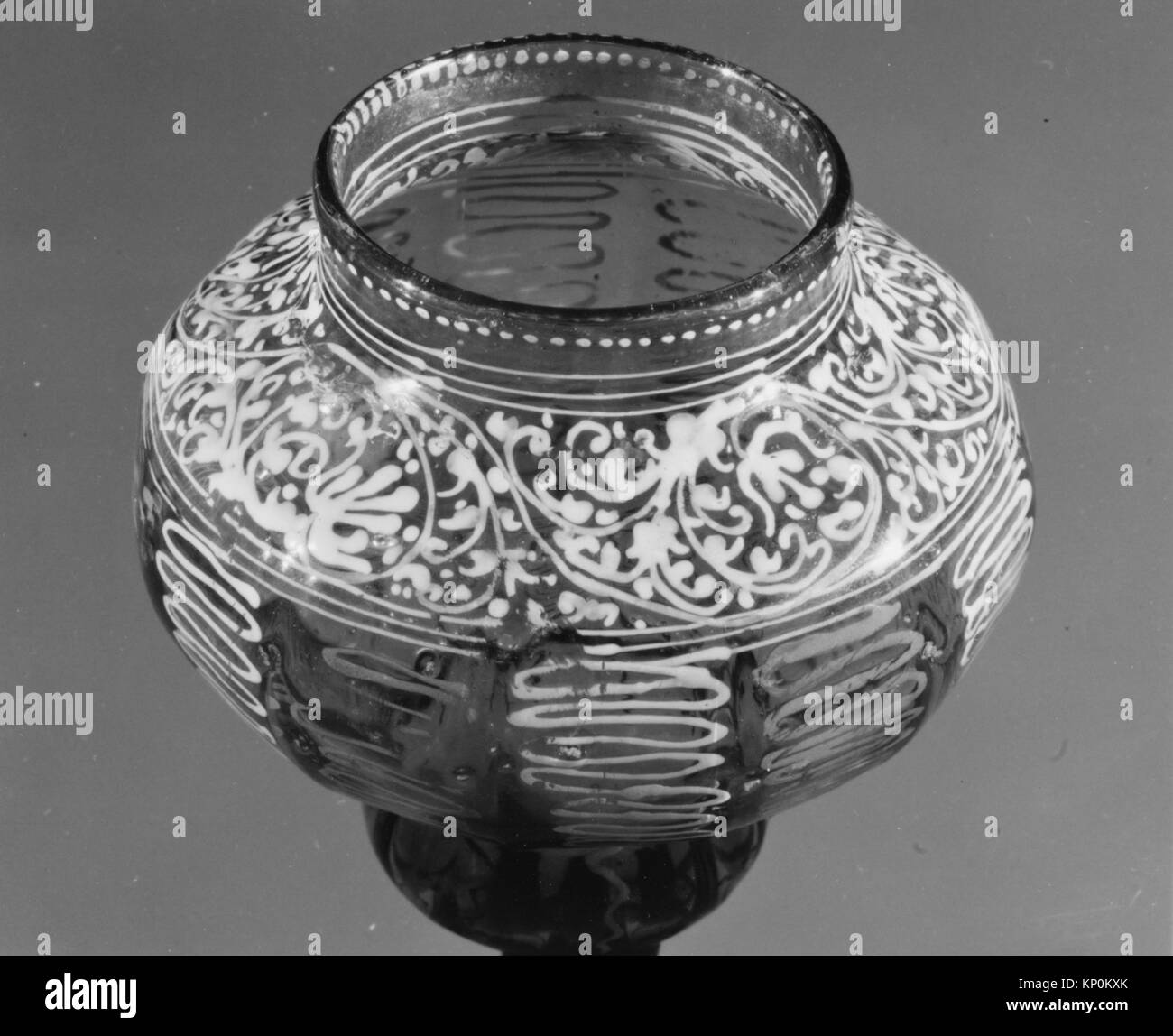 Un calice metallico della collezione del Metropolitan Museum, che illustra l'artigianato e il design storici. L'oggetto presenta uno stelo, una base e una ciotola tipici dei calici tradizionali. Foto Stock