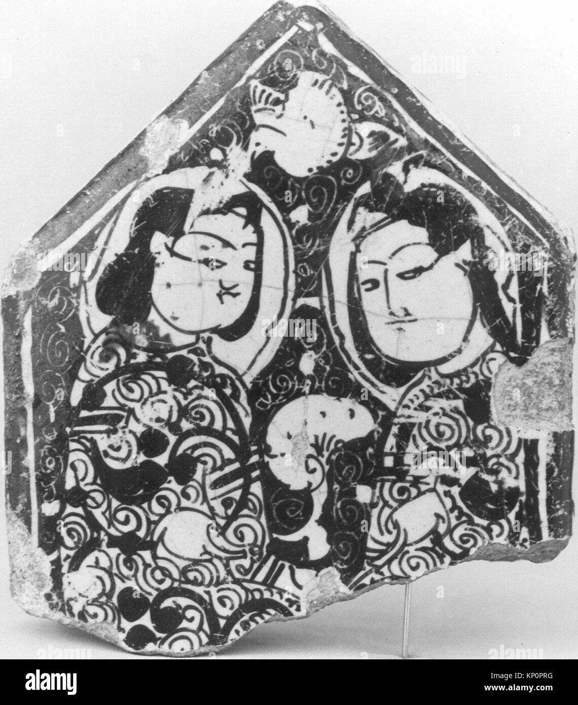 Questo frammento di piastrelle in ceramica a forma di croce, MET 11.142.4, rappresenta elementi decorativi utilizzati in contesti architettonici storici. Il frammento fornisce informazioni sulle tecniche di progettazione precedenti. Foto Stock