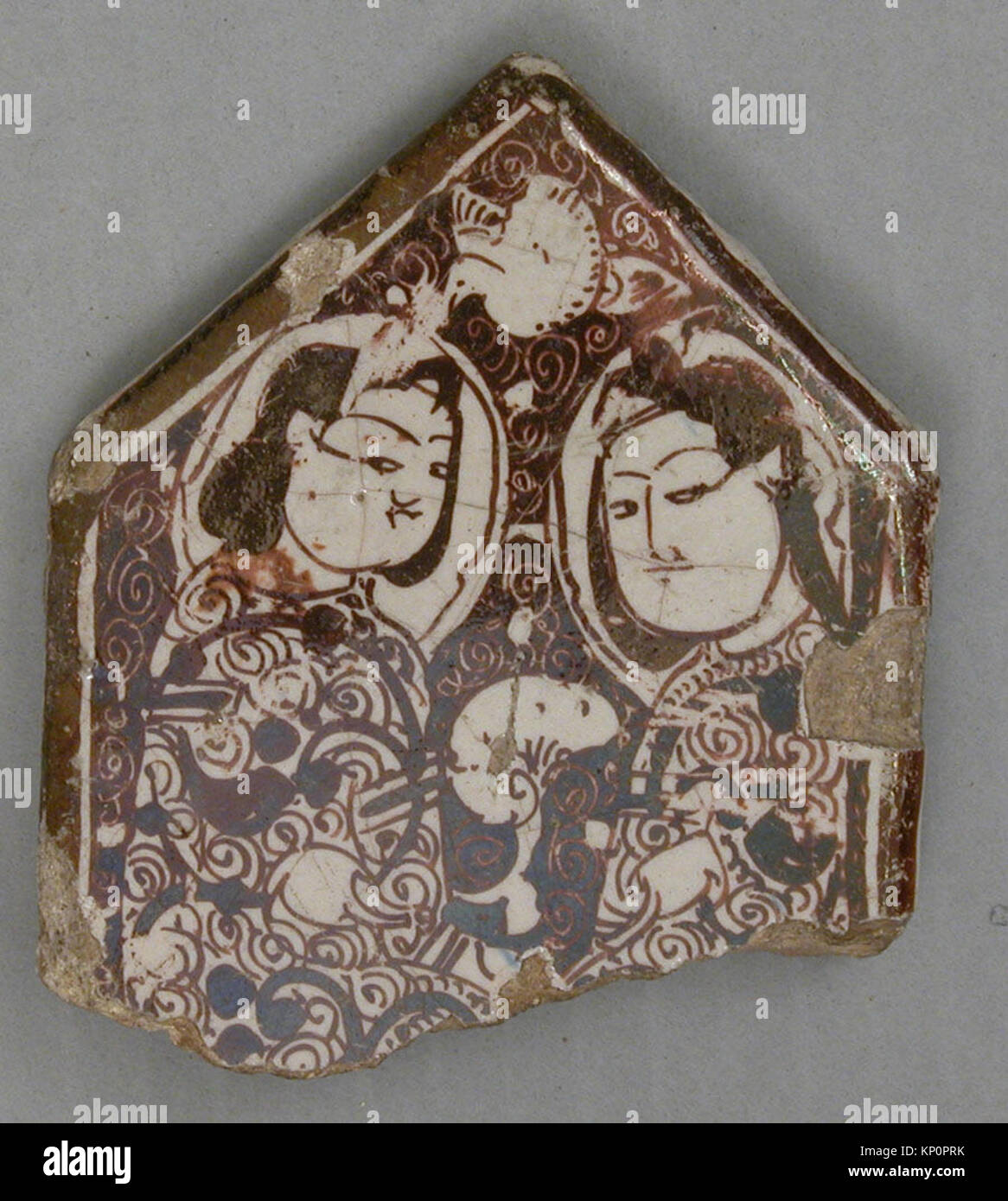 Questo manufatto è un frammento di piastrelle a forma di croce MET sf11-142-4, che riflette l'artigianato della ceramica storica e l'uso architettonico decorativo. Foto Stock