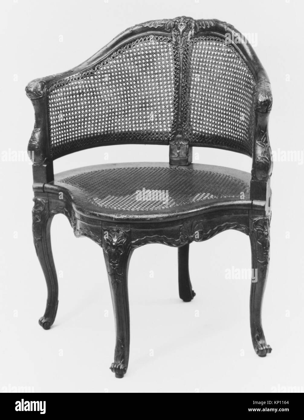 Sedia da scrivania francese della prima metà del XVIII secolo, perla intagliata con fusto, misura 34-7/8 x 27-1/4 x 23-1/2 pollici, parte della collezione Metropolitan Museum of Art, dono di J. Pierpont Morgan nel 1906. Foto Stock Sedia da scrivania francese della prima metà del XVIII secolo, perla intagliata con fusto, misura 34-7/8 x 27-1/4 x 23-1/2 pollici, parte della collezione Metropolitan Museum of Art, dono di J. Pierpont Morgan nel 1906. Foto Stock