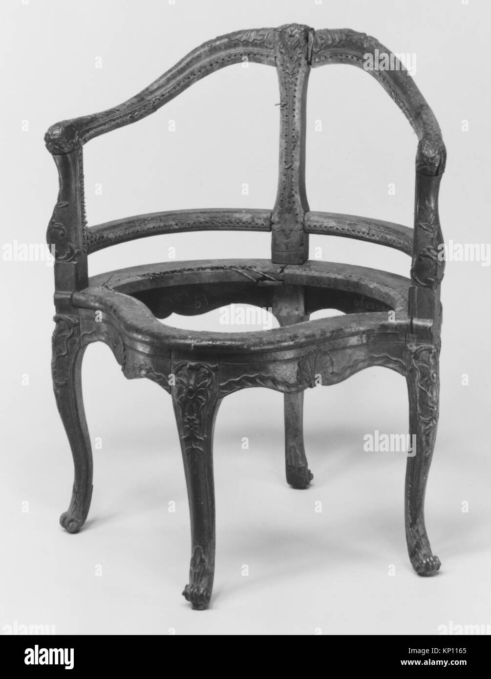 Sedia da scrivania francese della prima metà del XVIII secolo, perla intagliata con fusto, misura 34-7/8 x 27-1/4 x 23-1/2 pollici, parte della collezione Metropolitan Museum of Art, dono di J. Pierpont Morgan nel 1906. Foto Stock Sedia da scrivania francese della prima metà del XVIII secolo, perla intagliata con fusto, misura 34-7/8 x 27-1/4 x 23-1/2 pollici, parte della collezione Metropolitan Museum of Art, dono di J. Pierpont Morgan nel 1906. Foto Stock