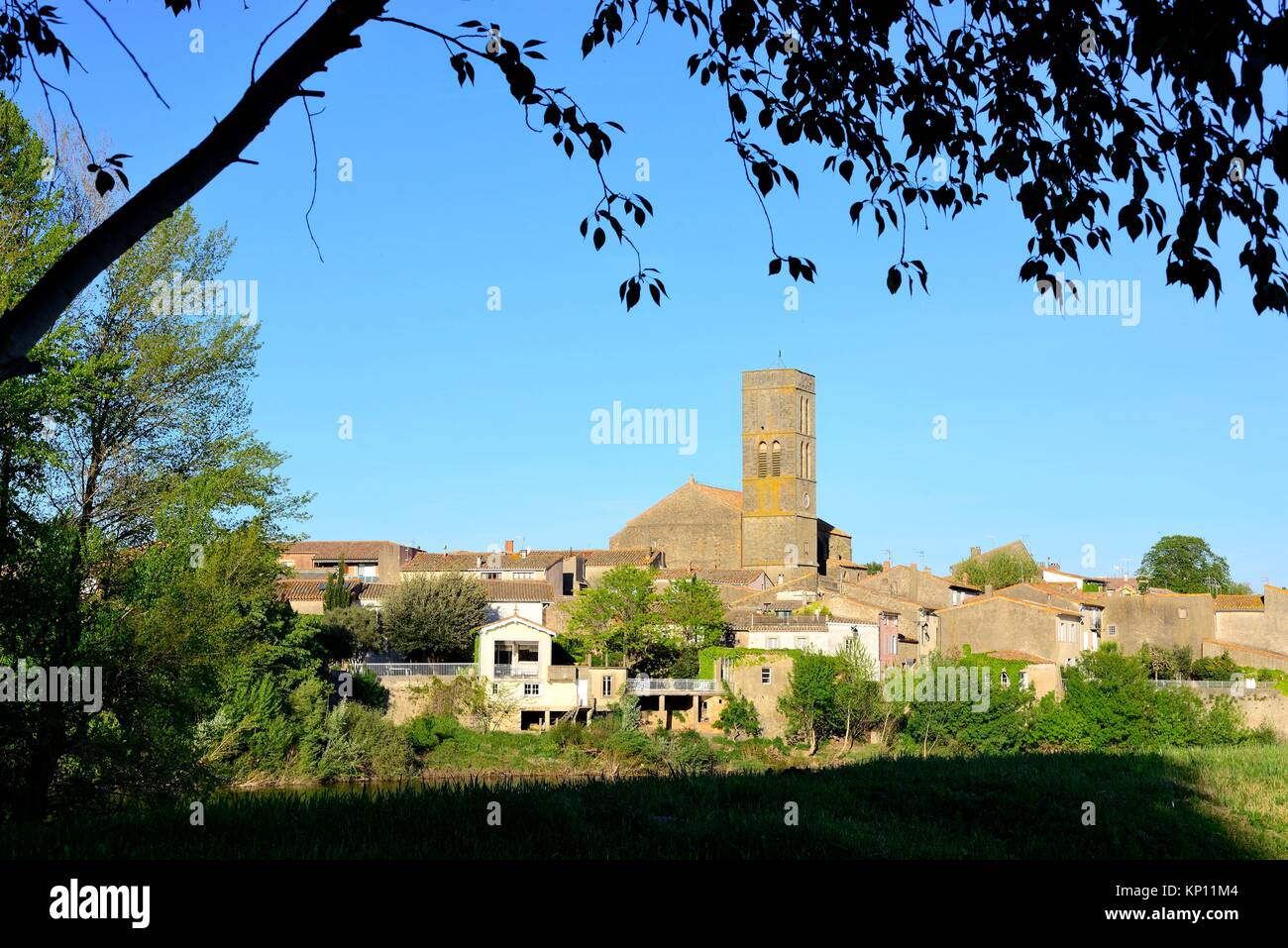L'Aude river e la torre della chiesa in Trebes, Languedoc-Roussillon, Francia. Foto Stock