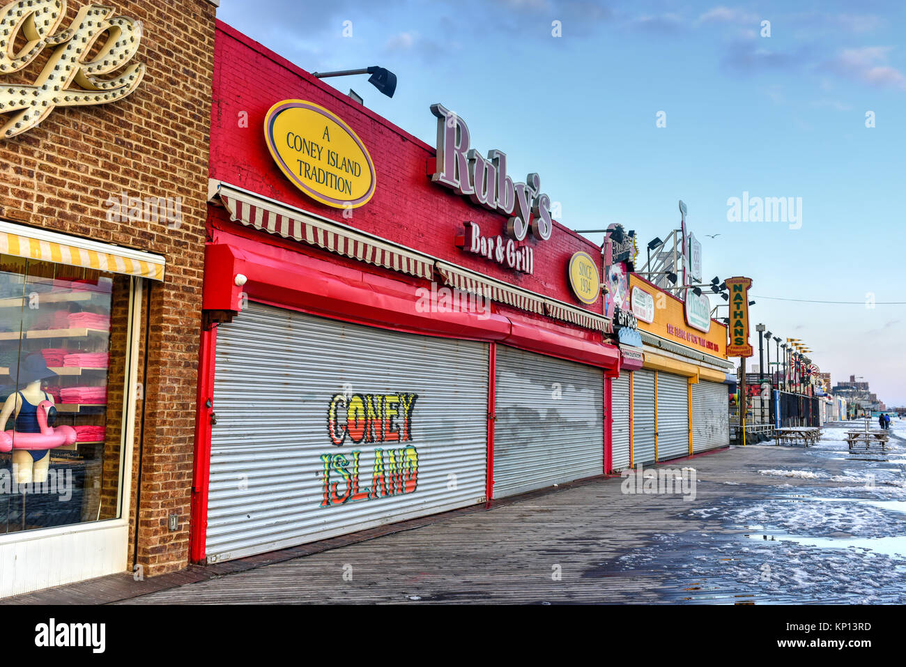 New York City - Dicembre 10, 2017: chiuso i negozi lungo la passeggiata a mare di Coney Island in inverno. Foto Stock