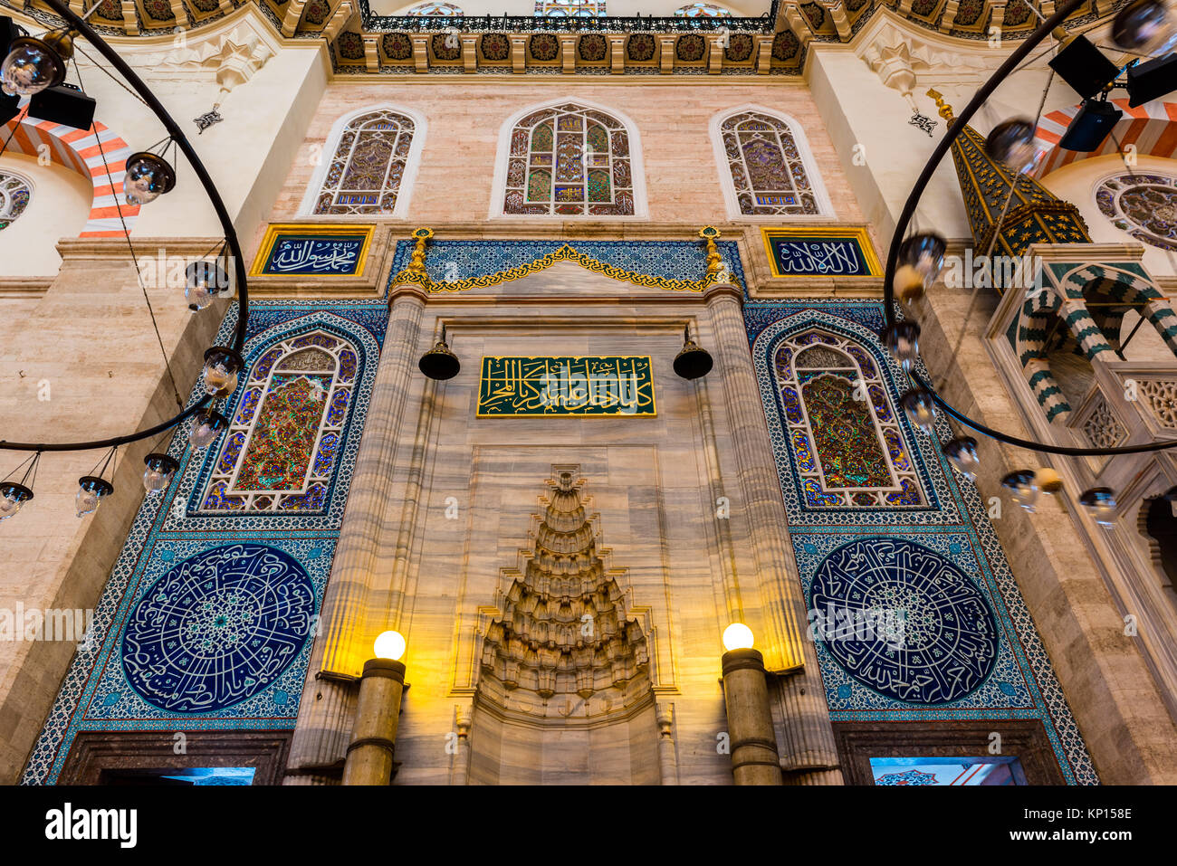 Decorazione di interni e di opere d arte della Moschea Suleymaniye.Pareti,soffitto e cupolette decorate con elementi islamici e progettato dall' architetto ottomano Sinan Foto Stock