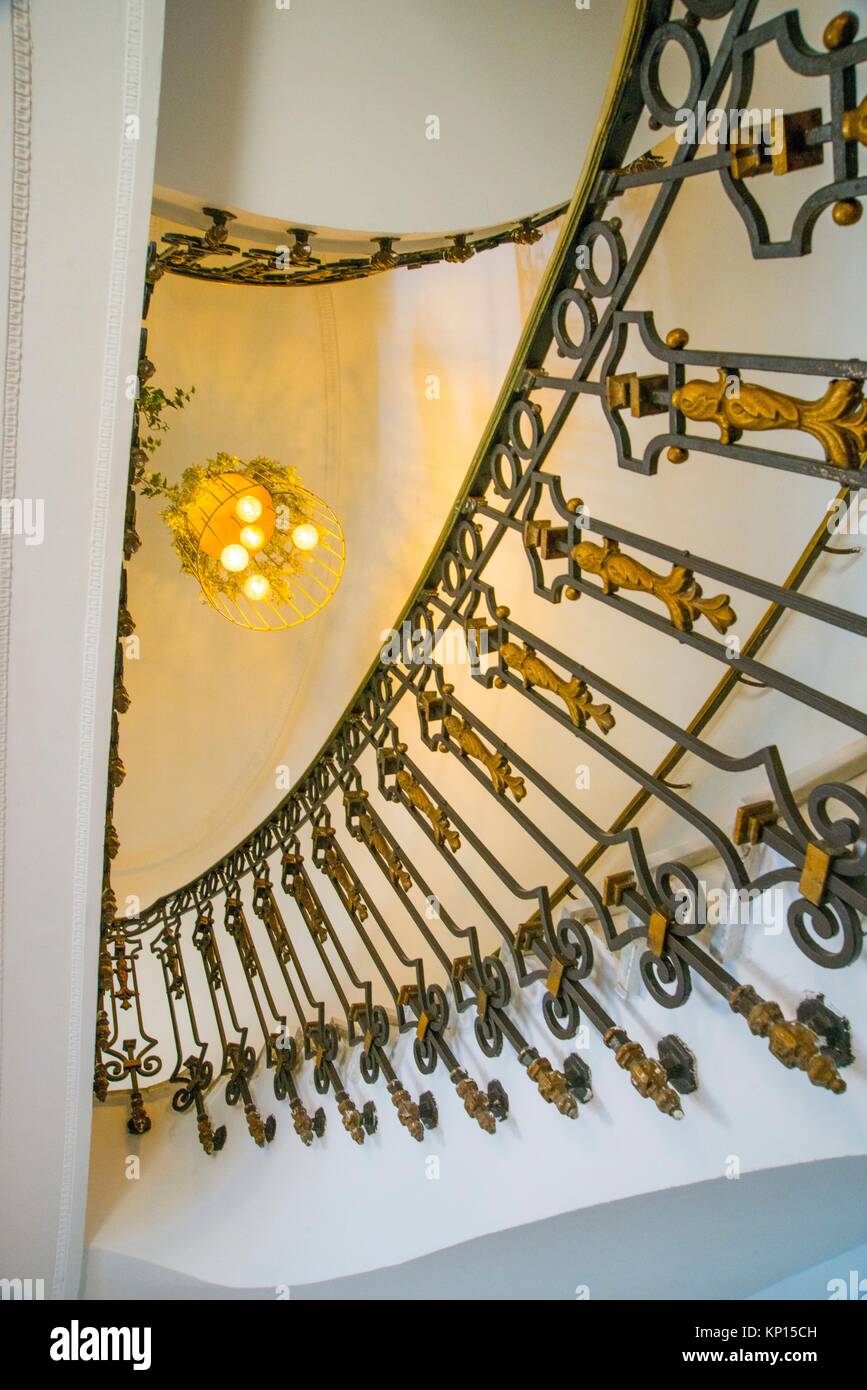 Bannister di scale, vista dal basso. Madrid, Spagna. Foto Stock