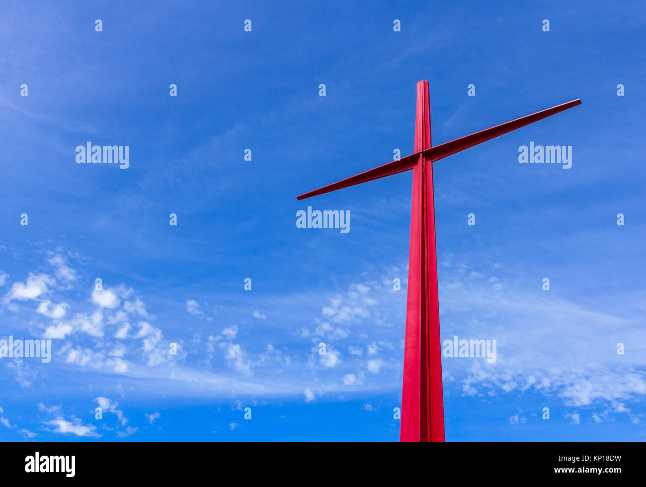 Rosso grande croce cristiana sul cielo dello sfondo. La simbologia della passione. Pasqua. Foto Stock